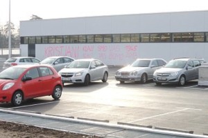 Na steni enega izmed diskontnih centrov grafit s pozivom k poboju kristjanov