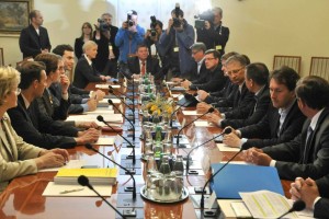Anketa: Zaupanje v vlado in politike upada
