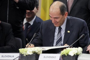 Janša: Slovenija zaostaja pri reševanju krize