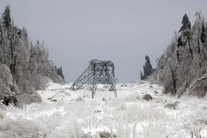 Obnova podrtega daljnovoda se je ustavila na parceli Kolar Celarčeve