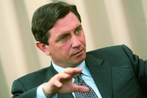 »Grešni kozel« Pahor: Kvašenje neumnosti, oslarija z Urško Čepin, potuha nedoraslim