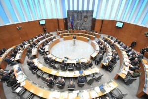 Prehitra »smrt« DZ – ob polnoči je bil razpuščen parlament