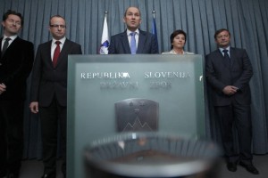 Poslanci danes odločajo o Janševi vladi