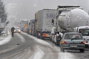 Snežni vikend na cestah: oglobili 47 tovornjakarjev, ki so povzročali zastoje