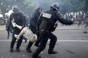 V protestih proti istospolnim porokam v Parizu aretirali skoraj 300 ljudi