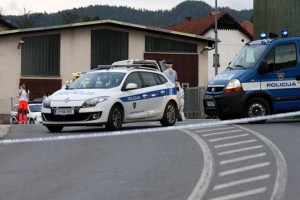 Stanje ustreljenega policista še naprej kritično