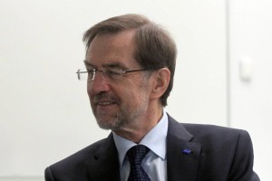 Peterle se razburja, ker EPP-jev Jean-Claude Juncker podpira le SDS