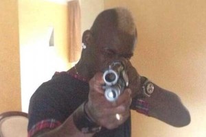 Balotelli poziral s puško: »Poljubček vsem, ki me sovražijo«
