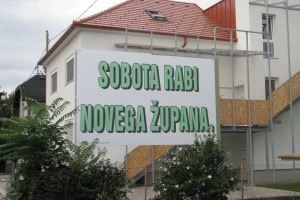 Jumbo plakat v Murski Soboti: tako kot se je pojavil, je tudi izginil