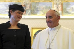 Alenka Bratušek in prelomljena obljuba papežu