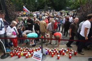 Sveče pred sodiščem, »da bi Slovenija končno stopila na pot normalnosti«