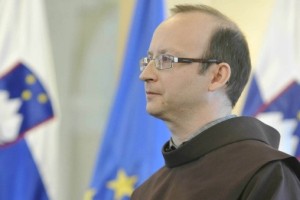 Pater Knavs: Kristus si ne želi intervjuja z Janezom Janšo v Družini