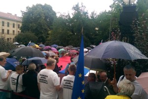Marele napadle sodišče: protest zaradi kršitev pravic Janeza Janše