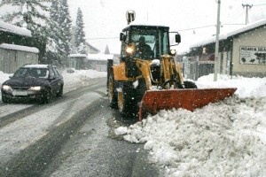 Na Kočevskem že več kot pol metra snega; na Primorskem brez elektrike 1200 odjemalcev