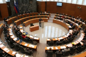 Poslanski skupini SD in PS vložili novelo varčevalnega zakona