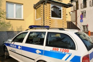 V razdejanem stanovanju odkrili lastnikovo truplo