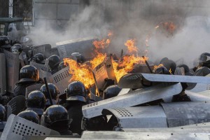 V Ukrajini med protestniki in policijo znova izbruhnilo nasilje