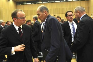 Janšo za mandatarja; desnosredinske stranke že parafirale pogodbo