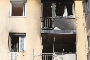 V požaru v bloku v Šiški umrla ena oseba