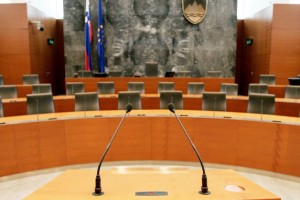 Poslanci so si omejili privilegije; okleščena nadomestila po koncu mandata