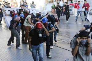 Policija v Carigradu s solzivcem nad protestnike