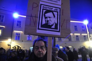 Protest za Jankovićev odstop: »Mafija!« in »Lopovi!« pred Magistratom
