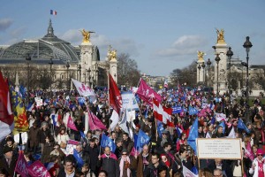 V Parizu protest proti družinski politiki Hollanda in socialistov