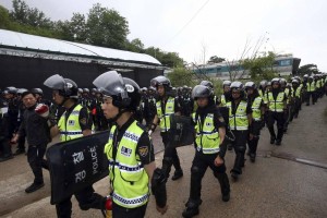 Šest tisoč policistov v Južni Koreji iskalo lastnika potopljenega trajekta