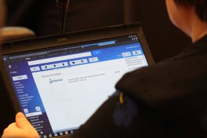 Vonta kar v poslanskih klopeh po spletu kupovala stojalo za mikrofon