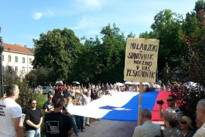 Protest pred sodiščem: Tukaj sem, ker ne spoštujem tega sodstva!