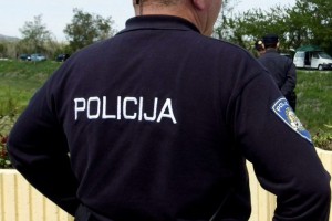 Pred policisti bežal, padel in končal v bolnišnici