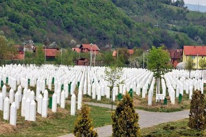 V BiH prijeli osem bivših pripadnikov vojske bosanskih Srbov, domnevno krivih za poboj najmanj sto Bošnjakov