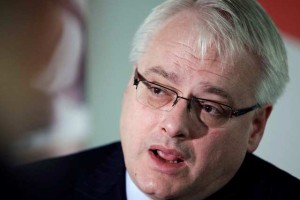 Josipović ovaden, ker je v predsedniški urad postavil Titov doprsni kip