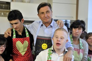 FOTO: Pahor z otroki pekel božično pecivo