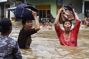 V Indoneziji zaradi poplav evakuirali več kot 120.000 ljudi