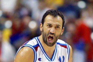 Divac še zna metati na koš, zadel s sredine za 90.000 dolarjev
