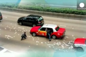 VIDEO: Po prometni nesreči v Hongkongu denar letel po zraku