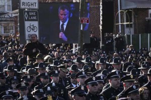 Newyorški policisti na pogrebu umorjenih kolegov obrnili hrbet županu