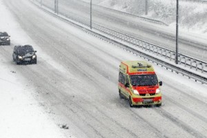 V nesreči na primorski avtocesti ena oseba umrla, več je poškodovanih