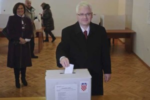 Hrvaške predsedniške volitve: Josipović in Grabar Kitarovićeva gresta v drugi krog