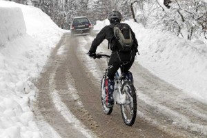 Zaradi nizkih temperatur nekatere ceste poledenele, na Gorenjskem močan veter ovira promet