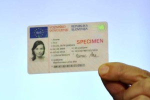 Zaradi prodaje ponarejenih vozniških dovoljenj obtoženih 65 ljudi