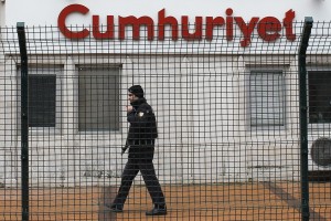 Turško sodišče blokiralo dostop do spleta z naslovnico Charlie Hebdo