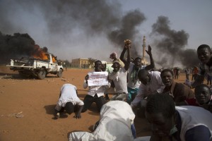 Hollande po krvavih protestih zaradi karikatur Mohameda brani svobodo govora