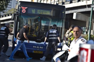 Moški na avtobusu v Tel Avivu zabodel več ljudi 