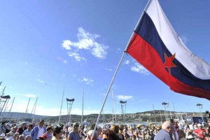 Vladi je vseeno, če na državnih proslavah gleda totalitarne simbole