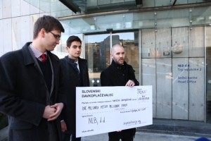Pobudniki peticije Za privatizacijo poskušali odgovornim v NLB predati ček z donacijo