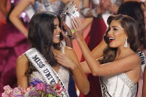 Mis Kolumbije Paulina Vega kronana za mis Universe