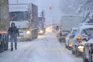 Številne ceste zasnežene, promet oviran zaradi zdrsov tovornjakov