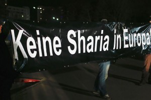 Mirnim protestnikom Pegide na Dunaju nagajali levičarji in muslimani